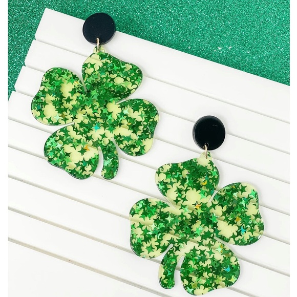 NEW  CLEAR RESIN CONFETTI CLOVER DANGLE EARRINGS - Picture 2 of 5
